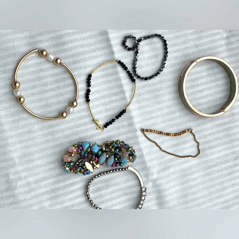 Elegant Gold and Black Beaded Bracelet Set of 7 - Picture 2 of 8